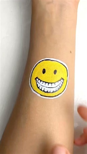 How to Draw a Cute Smiley Face on Skin ✨ ⁠#bodyart⁠ ⁠#facepainting⁠ ⁠#art⁠ ⁠#drawing⁠ ⁠#smileyface⁠
