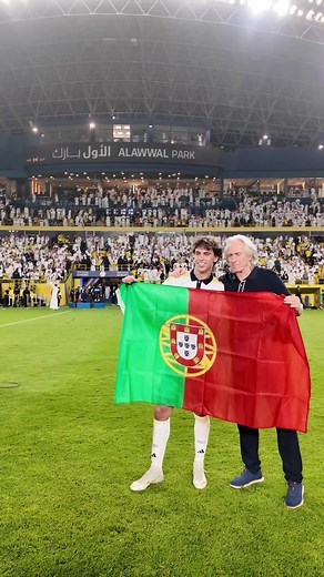 Bandeira de Portugal na arquibancada do estádio do Al-Nassr