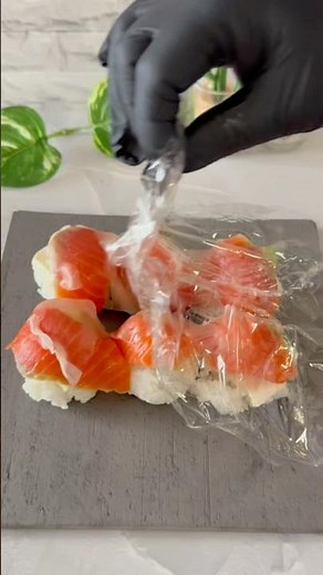 卵のパックで手まり寿司🍣