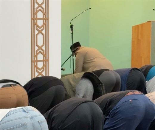 Khadija Masjid on Instagram: "Muslime säubern das Stadtbild in Berlin. Zu Neujahr führt die Jugendorganisation der Ahmadiyya Muslim Jamaat nach dem Morgengebet die 30-jährige Tradition fort: Neujahrsputz in verschiedenen Gebieten Berlins. Säuberung des Silvestermülls. Muslime als Bereicherung für das Stadtbild. #muslim #neujahr #vorsatz #gottesdienst #MuslimeStarten2026"