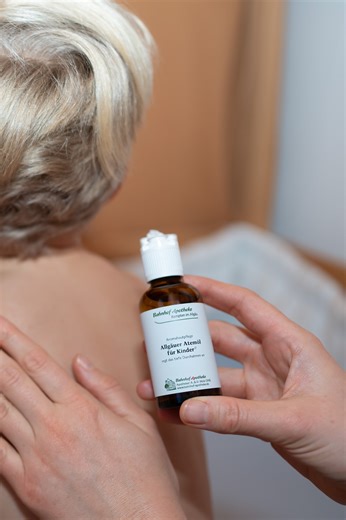 Im Reel erzählt euch Katrin, Apothekerin bei uns in der Bahnhof-Apotheke, mehr über unser Allgäuer Atemöl – für Kinder sowie auch für Erwachsene erhältlich. 🌿💚 Unser Atemöl regt zum tiefen Durchatmen an und kann unterstützend bei Atembeschwerden wirken. Für eine wohltuende Einreibung den Rücken mit aktivierenden, aufwärts gerichteten Bewegungen einreiben. ✨ Unsere Versprechen: ✔️ Frei von Mikroplastik ✔️ 100 % naturreine ätherische Öle & Hydrolate – geprüft auf Reinheit & Qualität ✔️ Sorgfälti