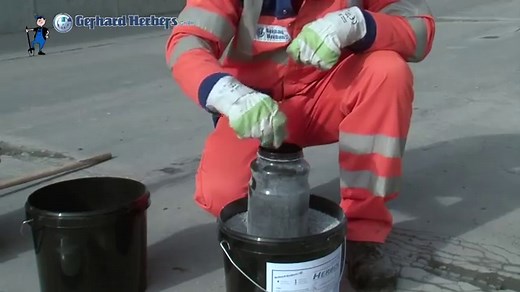 Kaltasphalt kaufen, der flüssige Asphalt läßt sich auf Null ausziehen