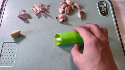 Amazon.com: Garlic Peeler, Silicone Garlic Roller - Quick & Easy Peeling, Practical Kitchen Tool (2Pack) Red & Blue: Home & Kitchen