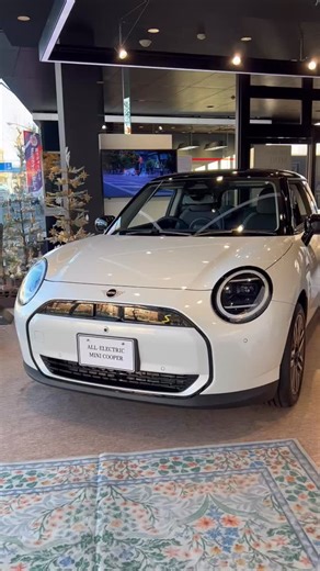 【カウントダウンスタート！】 MINI village tokyo に展示中のビッグアドベントカレンダーのボックスがついにオープン！...