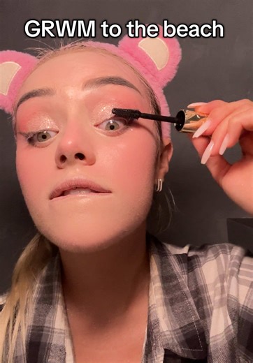 Favorite Beach Makeup Routine: Mascara and Powder Tips