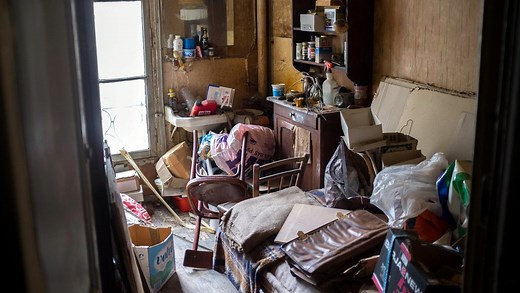 Ses trois enfants vivaient seuls parmi les cafards, l’alcool et les immondices, leur mère condamnée à deux ans de prison