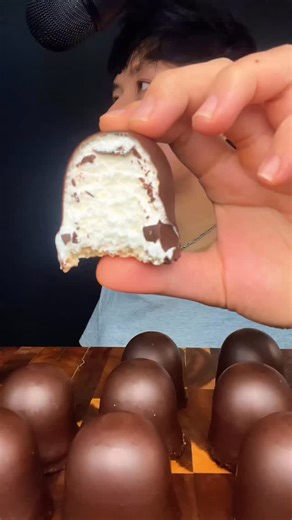 Joseph Oh on Instagram: "German Marshmallow Chocolate 🍫 The Crunches are Everything #marshmallow #chocolate #christmas #mukbang #tastetest"