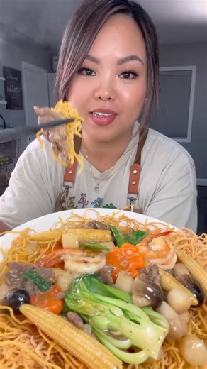 Chow mein but make it crispy and saucy 😋 ➡️ Recipe: Crispy Chow Mein Noodles Serves 4-6 * 14-16oz package of thin egg or wheat noodles * 4-5 garlic, finely minced * Frying oil, I use peanut oil Protein— * 1/4 lb beef, thinly sliced, I used flank steak * 1/8 tsp baking soda * 1/8 tsp kosher salt * 1/8 tsp ground black pepper * 1/4 lb shrimp, peeled and deveined * 1/4 lb baby scallops * 1/8 tsp kosher salt * 1/8 tsp ground black pepper Veggies— * Bok choy, washed and cut in half * 1 medium carrot