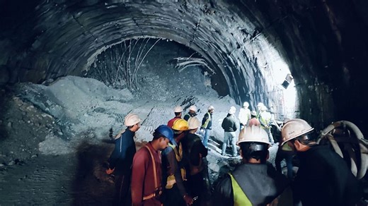 Video. Rescuers dig to reach workers trapped in collapsed tunnel in India
