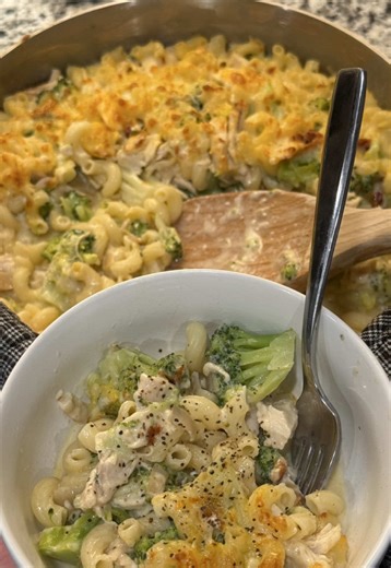 High Protein Chicken Broccoli Pasta Bake Stays In The Dinner Rotation 🤍🍽️🥦 Recipe ⬇️ Ingredients: 2 cups cottage cheese 1-1.5 cups chicken broth 8 ounces pasta of choice (about 1/2 a standard box) 2 cups chopped broccoli 2 cups chicken, cooked and shredded or chopped (I like to use leftover rotisserie chicken) 1 cup shredded cheddar cheese 1/4 cups grated Parmesan cheese 1 shallot or 1 diced onion 2 tsp minced garlic 1 tablespoon sundried tomato oil 1/4 cup chopped sun dried tomatoes Season t