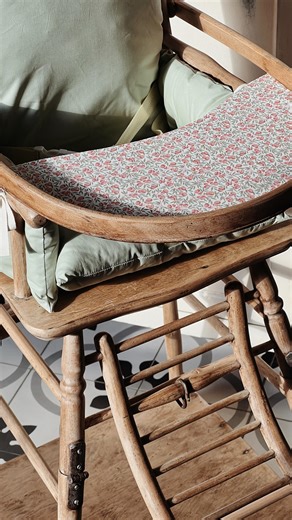 🌾Brin Doré | Virginie | Déco & Brocante on Instagram: "Dis moi en commentaire si tu as connu cette chaise bébé 👶 👇🏻 Rdv sur YouTube pour voir sa transformation complète avec les références etc 🫶🏻 — Je suis Virginie, je redonne vie aux meubles de 👵 Si tu souhaites rénover vie à ton meuble aussi 👉 commande mon ebook (lien en bio)"