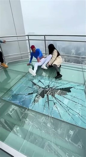 Glass being crack #comedy #breakingnews #crackers