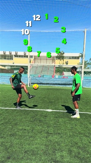 Comenta se você consegue fazer esse desafio com o seu amigo🔥🕦 #futebol #humor