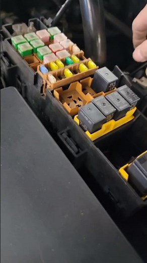 A bad fuel pump relay or ASD relay on older Jeeps a common problem? Didn't expect this! #automotive