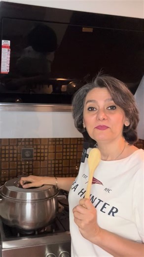 ‎آشپزی|تغذیه سالم|رژیم مدیترانه ای|عطیه قیایی‎ on Instagram‎: "💥 می‌دونی یه لیوان عصاره قلم، از هر مکملی قوی‌تره؟! توی چه غذاهایی ازش استفاده میکنی ؟ @atiehghiaee @atiehghiaee یه معجون طبیعی از کلاژن، گلوکوزآمین و ژلاتین که: 🦴 استخوناتو محکم می‌کنه 💪 عضلاتت رو بازسازی می‌کنه ✨ پوست و موی درخشان‌تری بهت می‌ده 🍲 فقط کافیه قلم گوساله رو با پیاز، سیر ، چوب دارچین ،زردچوبه و هویج حدود ۶ تا ۸ ساعت با حرارت ملایم بجوشونی تا عصاره‌ای طلایی و مقوی به‌دست بیاد! 🧊 بهترین روش نگهداری عصاره قلم: 🥶 در ی