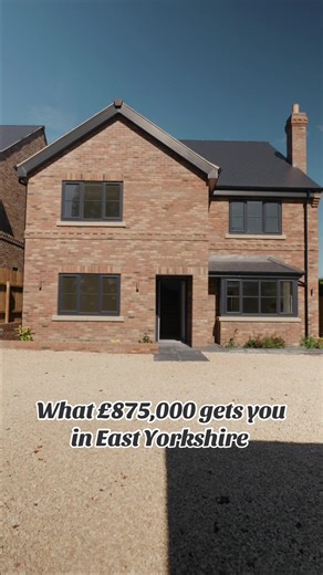 📍 Riplingham Road, Skidby 🏡 Detached | 5 Bedrooms | 3 Bathrooms 💷 £875,000 Guide Price https://www.quickclarke.co.uk/properties-for-sale/property/1068-riplingham-road-skidby – 3 floors | Approx. 3,000 sq ft incl. garage | Freehold – Bespoke luxury new build by award-winning Swanhome Developments – Quiet cul-de-sac setting on an elevated garden plot – Stunning 27ft open plan living dining kitchen 2 further reception rooms – Five generous bedrooms including top-floor suite with dressing room & 