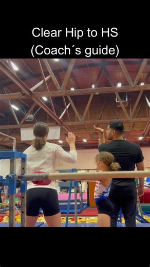 As some of you already know, in addition to coaching gymnastics teams, a very important part of my work is educating and developing coaches, so they can teach with the methodology, technical criteria, and clarity we look for inside the gym. In this video, I show a very simple and practical example of how to spot a clear hip to handstand, focusing on support from the shoulders, core, and knees. I intentionally chose a gymnast who was not yet able to perform the skill, in order to address the real
