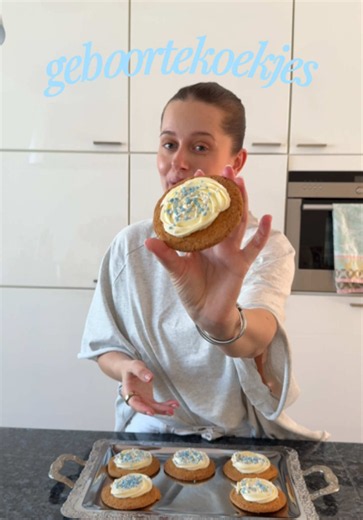 White chocolate chip cookies met cream cheese frosting en muisjes