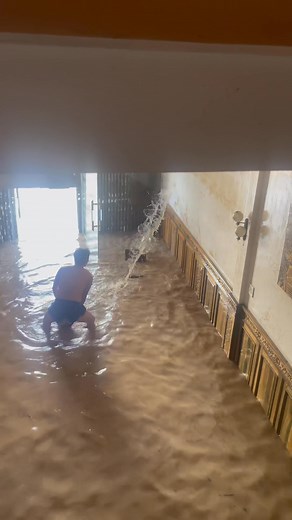 2.5M views · 7.6K reactions | Thấy ck em siêu nhân không , mình ổng cân hết cái nhà ásợ mẹ con lội nước bạc bệnh #Năm sau facebook nhắc lại cái ngày lịch sử này nhen, sợ quá sợ … | Hạnh Thiên Thủy | Facebook