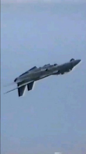 これぞ可変翼戦闘機！F-14がロールしながら主翼を展開していく超貴重な瞬間を撮った！