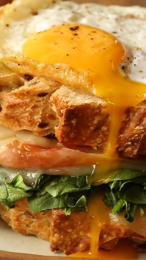 Comment ne pas craquer pour un croque-madame aux épinards ? 🥬 Retrouvez la recette sur notre site internet : https://www.primeale.fr/recettes/croque-madame-aux-epinards/ #noslegumesvousveulentdubon #recette #spinach #épinard #rapide | Priméale France