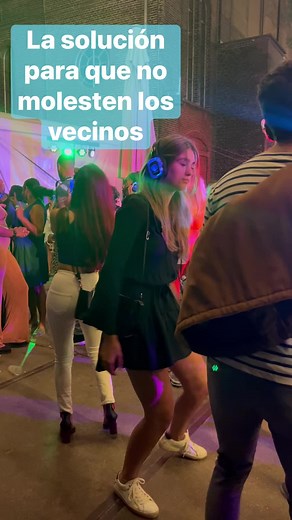 6.6M views · 71K reactions | Que canción piensas que están escuchando? #salsadancing #bachata #reggaeton #hiphop #silentconcert #netherlands #video #amsterdam #sexy #beautiful | Salsa Colombia | Facebook