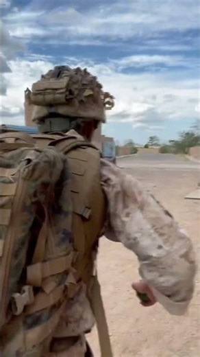 The spoon flick on this grenade throw 🤌 #milsim