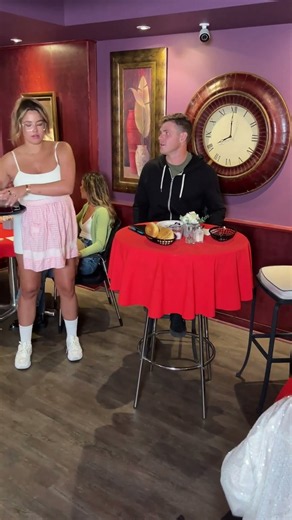 Struggling waitress is surprised with cash for her generosity ❤️