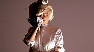 Sia’s Face Accidentally Revealed During Her Performance
