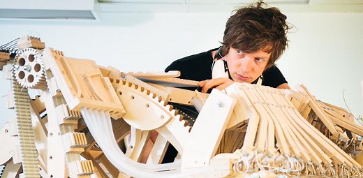 2,000球が音を奏でる複雑で有機的な楽器『Marble Machine』そのローファイな製造工程