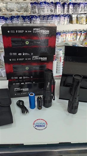 Linterna LED Recargable Spinit LUMITRON 2000R – 2000 lúmenes, con Zoom y Tecnología Láser Iluminá como nunca antes con la linterna recargable Spinit LUMITRON 2000R. Con tecnología LED Láser de alta potencia y un haz de luz ajustable tipo zoom, esta linterna ofrece hasta 2000 lúmenes y un alcance de 600 metros, ideal para quienes necesitan rendimiento real en todo momento. Perfecta para camping, actividades al aire libre, uso doméstico, seguridad, trabajo nocturno o incluso situaciones de emergen