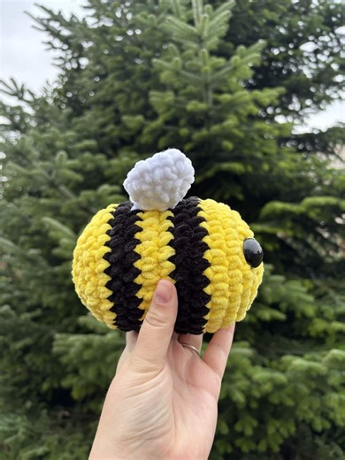Big Buzzy Bee Plushie - Etsy