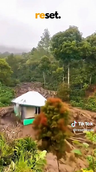 Viral Video amatir yang direkam oleh seorang warga di Bener Meriah, Aceh, berhasil mengabadikan momen awal terjadinya banjir bandang yang menerjang wilayah tersebut. Dalam rekaman, tampak jelas dahsyatnya arus air yang membawa material tumpukan kayu besar melaju dari arah hulu. Bencana ini telah menimbulkan kerusakan yang sangat parah, terutama di Aceh Tamiang. 📽️ Sosial Media