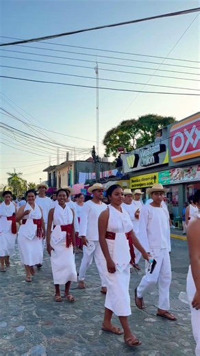 Así son los desfiles en Oaxaca #guelaguetza #tradiciones #cultura #bailes