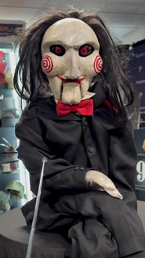 🎥🔪🩸 Wanna play a game? Billy’s back… and this time, he’s ready to roll straight into your collection. This animatronic Billy puppet from SAW III (2006) comes directly from the personal collection of Darren Lynn Bousman - the director who brought us three of the franchise’s most twisted chapters. With moving eyes, a moving mouth, and his original on-set functionality, this is the same puppet that delivered Jigsaw’s chilling instructions to Troy, Detective Kerry, and Jeff before their terrifyin