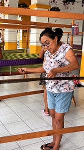 🧵✨ ¿Sabías que hay varios tipos de urdido para hamacas? No todas son iguales, y cada técnica tiene su historia, su estilo y su magia 🤩 En este reel, una maestra nos explica los distintos tipos de urdido 🪢 ¡Una verdadera clase de tradición viva! 🙌 - 🧵✨ Did you know there are different types of hammock warping? Not all hammocks are the same, each technique has its own history, style, and magic 🤩 In this reel, a master artisan walks us through the various warping methods 🪢 A true lesson in l