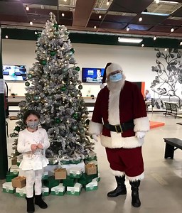 We had a surprise visit at lunchtime today at The Hubs Vine! Santa filled his sleigh with Hubs peanuts and headed back North before the snow storm blocked his way home. | Hubs Virginia Peanuts