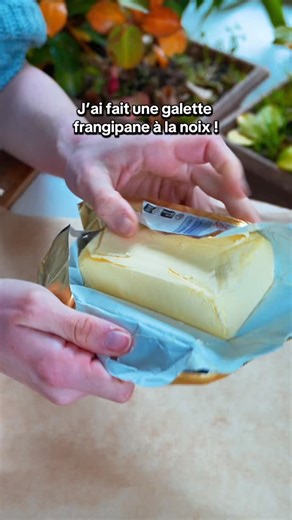 J’ai fait une galette des rois à la frangipane maison ! Pour la pâte feuilletée : 🔸250 g de farine 🔸200 g de beurre bien froid 🔸1 pincée de sel 🔸125 ml d’eau froide Pour la frangipane : 🔸100 g de noix (ou amande) 🔸100 g de rapadura (ou par défaut du sucre) 🔸50 g de beurre mou 🔸3 jaunes d’œufs 🔸250 ml de lait 🔸1 gousse de vanille ou extrait de vanille ou sucre vanillé 🔸20 g de maïzena 1️⃣ La pâte feuilletée : 1. Mélangez la farine et le sel dans un saladier. 2. Ajoutez l’eau froide pro