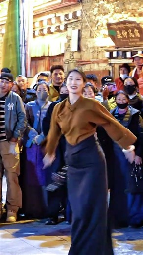 Tibetan dance beauty, the young lady is so pretty, joyful Tibetan Guozhuang dance.