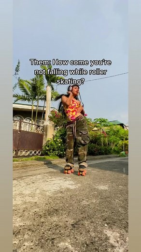 341K views · 9.6K reactions | Falling is totally normal 來 As a Roller Skate Coach everytime I teach a first timer I focus on teaching them first how to fall the right ways so that the fear of falling will not stop them from progressing in learning roller skating. #falling #rollerskatingfails #rollerskating #ifelldown #fyp #rollerskate | Skatingfairy Rolls | Facebook