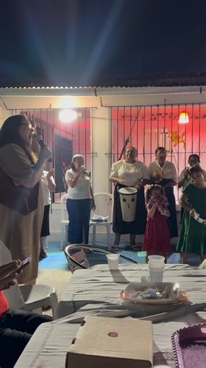 Júnior de Irmã Têca on Instagram: "Bisavó, vovó e neta louvando a Deus por mais um ano de vida da minha Mainha, comemorando do jeito que a gente gosta 🥰"