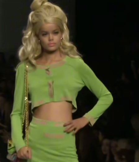 Frida Aasen for Moschino 2015 📸 . . . #fy #moschino #runway #fashion #barbie