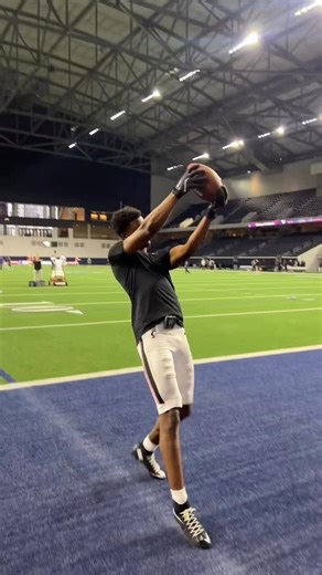 Monarc on Instagram: "No Quarterback? No problem. Remotely fire any rep you need with one simple click of a button using our remote tag to trigger the ball when you're ready - arcing over the shoulder fade ball, 20-yard dig on a rope, & every game-like rep in between #TrainSmarter"