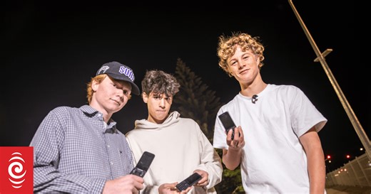 The teens saying no to social media (and yes to brick phones)