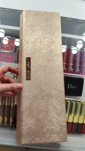 Céline 💋 on Instagram: "Coucou !!! Voici un magnifique coffret comprenant des rouges à lèvres de chez @maccosmeticsfrance 🩷🩷🩷 Les couleurs iconiques les plus vendues comme le Velvet Teddy, le Whirl ou le Stone qui sont des nudes !!! Les packaging sont aux couleurs des rouges à lèvres ce qui est super ! Pour ma part la couleur que je préfère c'est le Candy Yum Yum un rose barbie matte magnifique !!! Et vous avez-vous un rouge à lèvres de chez Mac préféré ? Bonne soirée 💋💋💋 #maccosmetics #c