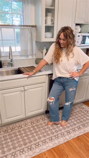 Megan West on Instagram: "The new kitchen rug is a STUNNER!! The perfect colors and pattern! I always make sure to get a washable rug for this spot, but boy it gets yucky up under that pad 🥴 Link in my bio or comment RUNNER and I’ll send ya the link! #kitchenrunner #newrug #boutiquerugs #neutralkitchen #cozydecor #smallhouseliving"