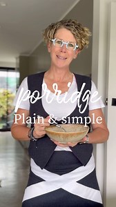 🏴󠁧󠁢󠁳󠁣󠁴󠁿 PLAIN & SIMPLE PORRIDGE 🏴󠁧󠁢󠁳󠁣󠁴󠁿 Made by folk all over the world in some form, porridge has been a staple in Scotland for centuries. Mum would make it for us when we were wee, I wasn’t as big a fan as my brother was, but I remember eating it very simply, sprinkled with sugar and some fridge cold milk poured around the edge. Of course you can top it with anything, it’s such a perfect vehicle for all sorts of additions, creativity knows no bounds here! For me it’s the ratio th