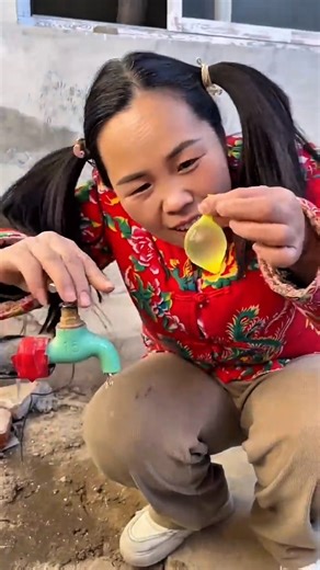 She Thought It Was Jelly Candy… But It Was FULL of WATER #jellycandy #balloonprank#shorts