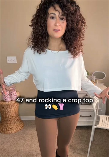 Finally found a crop top that actually feels wearable 🙌 This off-the-shoulder crop top is lightweight, drapes so nicely, and works perfectly with leggings, gym outfits, and everyday athleisure. I love that it came like this (no cutting, no DIY), doesn’t cling, and gives just enough coverage to feel comfortable but still cute. I wear this for gym warm-ups, errands, lounging, and casual days when I want to look put together without trying too hard. If you’ve been looking for a forgiving crop top,