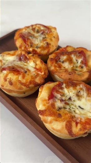 Appetizer menu inspiration: Super Cheesy Pizza Bites 🙌